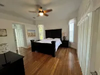Spacious 4-bedroom pool house with WiFi and AC in charming Vero Beach - プール