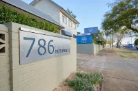 Ruthven Street Motor Inn - parking