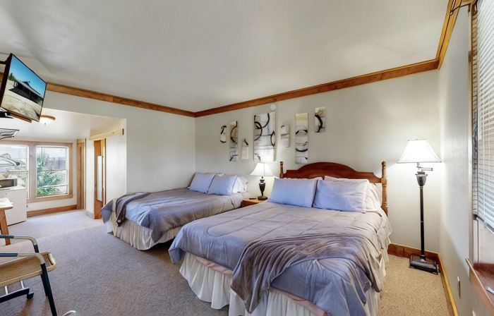 Comfy, quiet rustic lodge with game room, bar, dining room & full XL kitchen