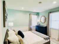 Newly Renovated 3BD/2BTH, 1 BLK to Beach - 발코니
