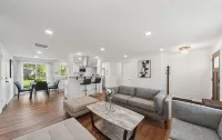 Charming 3-bedroom/ 2 Bath Single Family Home/ Schaumburg