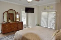 Spacious 4 Bed Island House on Lake Hamilton with Boat Slip