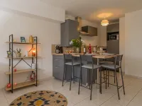 Cosy Apartment with Large Balcony and Private Parking Ξενοδοχεία στην πόλη Λοριάν