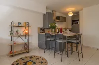 Cosy Apartment with Large Balcony and Private Parking - Wi-Fi