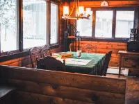 Quaint 2-bedroom Pan Abode Cedar Log cabin  on FENCE LAKE in Lac du Flambeau. - Alppimaja