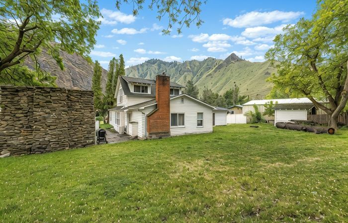 Farmhouse on Main - historic home in the heart of Riggins