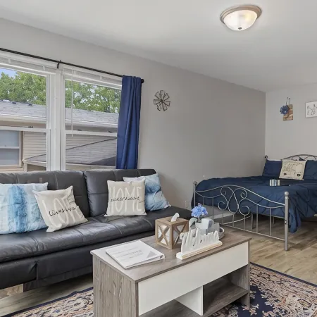 Rustic Spacious Studio/Aurora area/Sleeps 2/Pet Friendly/FREE WI-FI & Parking