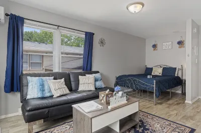 Rustic Spacious Studio/Aurora area/Sleeps 2/Pet Friendly/FREE WI-FI & Parking Hotel a 
