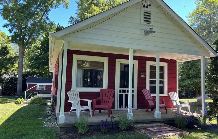The Little Red Cottage - A cozy home steps away from private beach & wine trail.