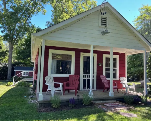 The Little Red Cottage - A cozy home steps away from private beach & wine trail. Hotels in Riverhead