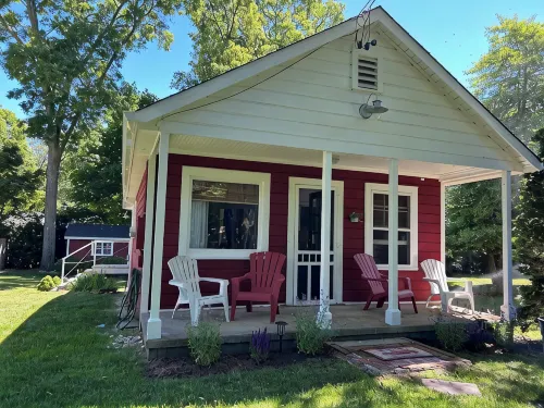 The Little Red Cottage - A cozy home steps away from private beach & wine trail.