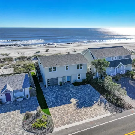 NEW: Oceanfront Luxury Home l Beachfront Deck, Patio l Hot/Cold Outdoor Shower