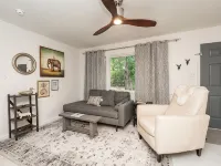 Cozy golden gate cutie Hotels in Gilmer
