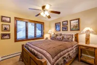 Steps from Four O Clock Run, Spacious and Charming  Ski-In/Ski-Out Retreat - 4성급