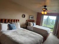 Golfer's Heaven Lodge: Deck, Mtn Views & Putting Green, 8 Min to Bandon Dunes - バルコニー
