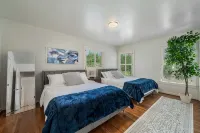 Sunset House - Luxury Pool and Hot Tub Retreat - Private Pool