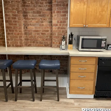 Spacious Studio apartment w/kitchen, outdoor space