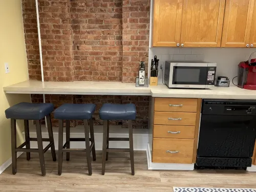 Spacious Studio apartment w/kitchen, outdoor space - Wifi