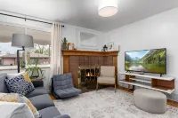 5 Bedroom House with Crib - Walk to Downtown Littleton! - Wifi