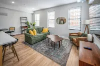OTR, 1blk to TQL, Cali King Bed, Sleeps 4, Free Light Rail, 58in TVs, Wifi - شقق