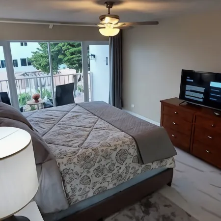 2 Bedroom Apt overlooking harbour