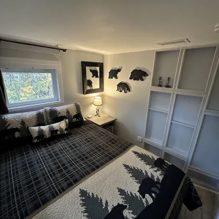 Escape to a Streamside Cabin in the Lower Catskills Отели в г. Мамакатинг