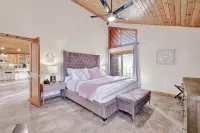 Designer Mountain Chalet • 1 Acre • Dual Primary Suites • Game Room • Sleeps 12 - Balkon