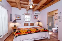 Walk to Plaza From 2/2 Adobe bungalow - 4 Yıldız