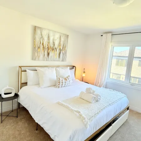 Newly Built 3-bedroom house with WiFi, Parking and AC 15 mins to the Falls