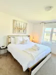 Newly Built 3-bedroom house with WiFi, Parking and AC 15 mins to the Falls - 3-Star