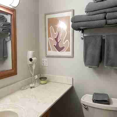 One Room Studio A.Full Kitchen Walk to Beach,Town.Sleeps 2 Indoor,Outdoor Pool. Rooms
