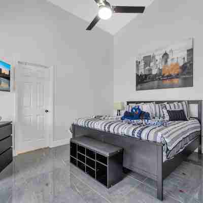 LUXURY HOME!! 4BEDS/3B. PRIVATE POOL! Rooms