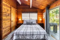 Charming Lakefront Log Cabin - 小木屋