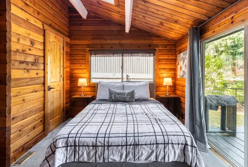 Charming Lakefront Log Cabin - Chalets