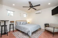 Sam Hughes Bungalows - B - Walkable to the University of Arizona, Large Backyard - Apartments