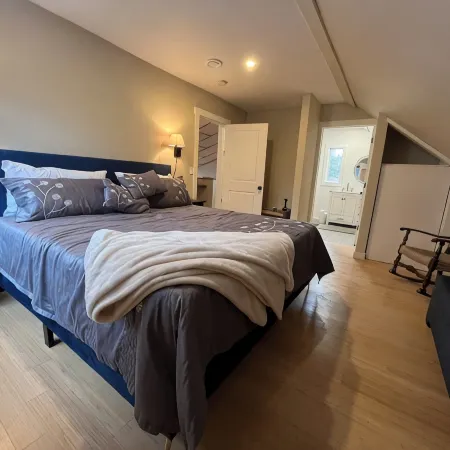 The Gallery /Spa House in picturesque Oceanside community
