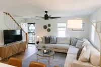 “Ivory Inn” Modern Stay w/ Hot Tub - Greyline - Boutique