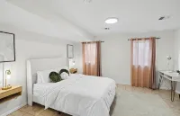 1-Bdr apartment 3 min walk from train to NYC -warm interior design - 2-Star