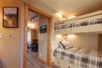 LUXURY STUDIO+BUNK ROOM, VIEWS, MINS TO LIFTS /SHOPS, ONSITE HOT TUB, GARAGE - 2성급