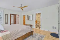 Luxury 2 Bedroom 1.5 Bath Town Home/ Walk to Elmwood/ Garage/ EV Charger/ AC - Bungalow