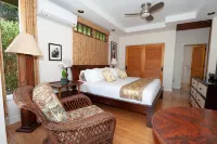 Tropical Rendezvous Suite - Luxury Studio in tropical gardens with koi ponds.