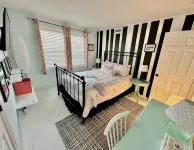 Direct Ocean Views from your bed & screened-in deck.Pet friendly! 2br 2bth - 3-stjärniga