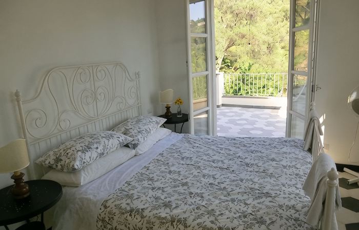Lovingly Restored Country Farm House in Olive Grove 10 minutes from sea