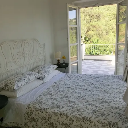 Lovingly Restored Country Farm House in Olive Grove 10 minutes from sea