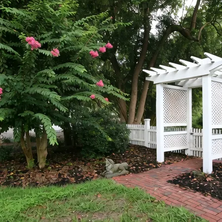 Carriage House under Live Oaks In Historic Downtown Beaufort with Patio Garden