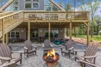 Luxurious Chalet in Blakeslee: Game Room, Hot Tub, Lake Access, Fire pit - 5성급