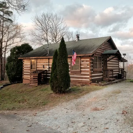 NEW Stylish Log Cabin w/Hot Tub, Views, Firepit in the Nantahala Forest!