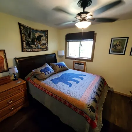 Mountain view cabin, fully remodeled, huge screen in porch with panoramic view.