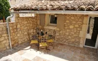 Au Mazet de Carmélina, an old building dating from 1850 in the heart of the Alpilles mountains - Wifi