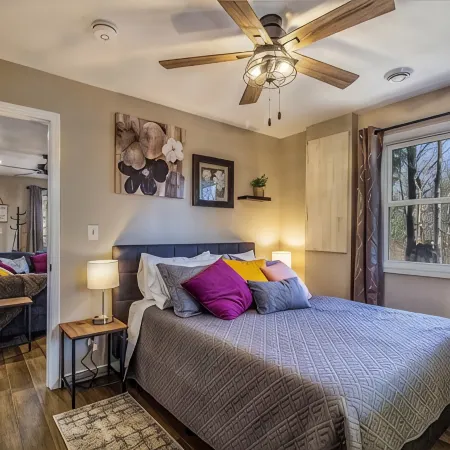 Remodeled Cabin w/fireplace, 2 miles from Lakewood
